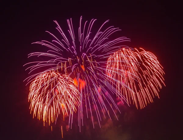 Les feux d'artifice du soir dans le ciel en l'honneur de la célébration du Jour de la Victoire — Photo