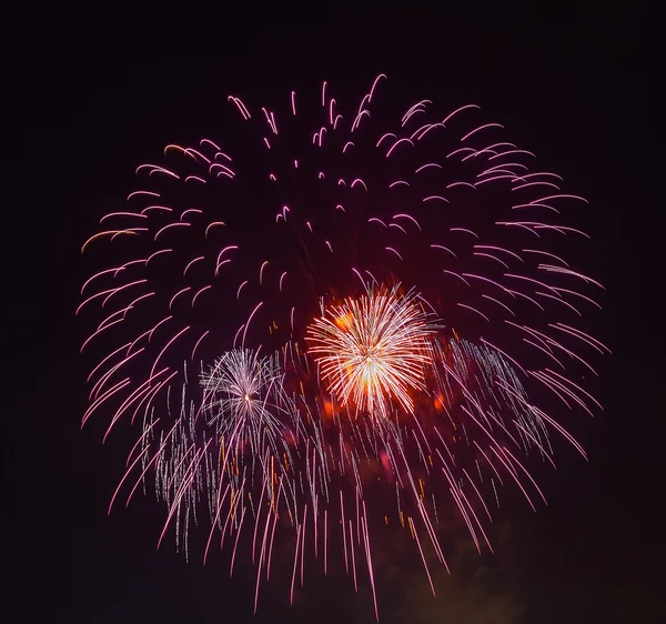 Les feux d'artifice du soir dans le ciel en l'honneur de la célébration du Jour de la Victoire — Photo
