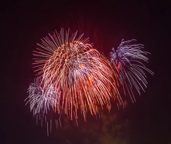 Les feux d'artifice du soir dans le ciel en l'honneur de la célébration du Jour de la Victoire — Photo