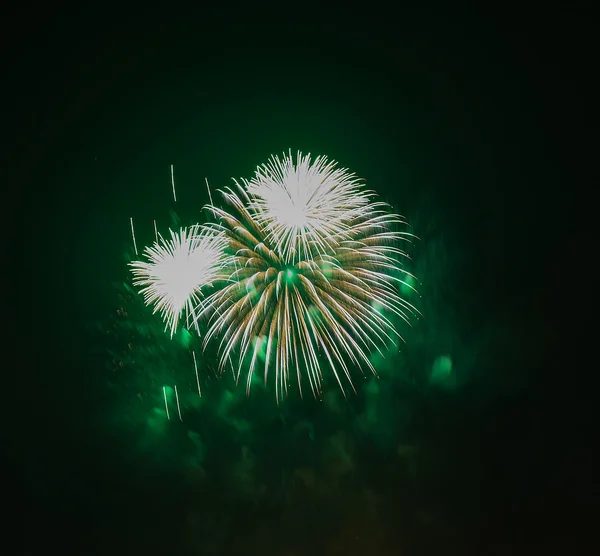 Les feux d'artifice du soir dans le ciel en l'honneur de la célébration du Jour de la Victoire — Photo