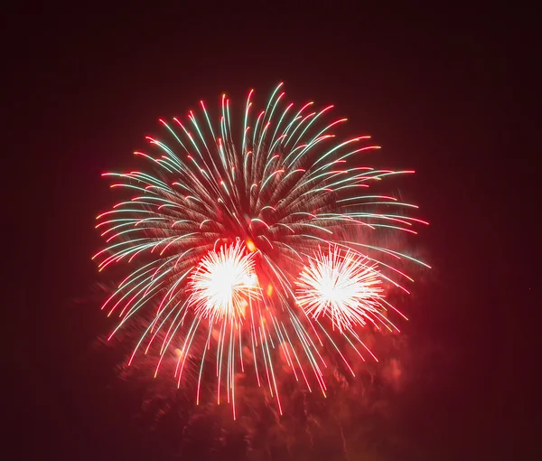 Les feux d'artifice du soir dans le ciel en l'honneur de la célébration du Jour de la Victoire — Photo