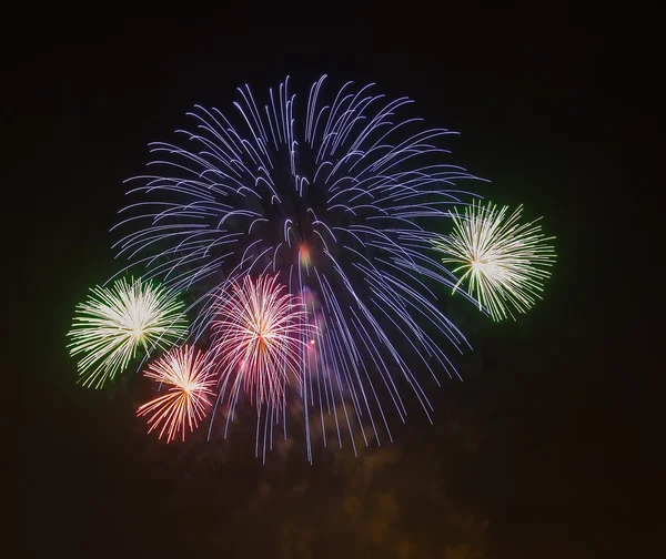 Das abendliche Feuerwerk am Himmel zu Ehren des Siegestages Stockfoto
