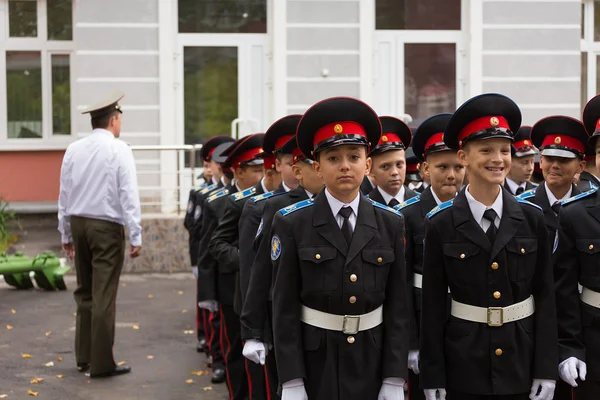 Moscú, Rusia - 1 de septiembre de 2015: Desfile el 1 de septiembre en el Primer Cuerpo de Cadetes de Moscú —  Fotos de Stock