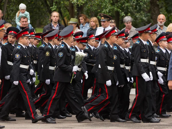 Moscú, Rusia - 1 de septiembre de 2015: Desfile el 1 de septiembre en el Primer Cuerpo de Cadetes de Moscú —  Fotos de Stock