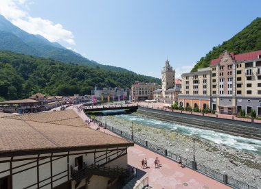 Yaz aylarında dağ manzara gün Krasnaya Polyana Rosa Khutor