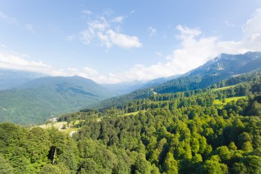 Yaz aylarında dağ manzara gün Krasnaya Polyana Rosa Khutor