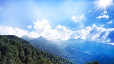 Yaz aylarında dağ manzara gün Krasnaya Polyana Rosa Khutor