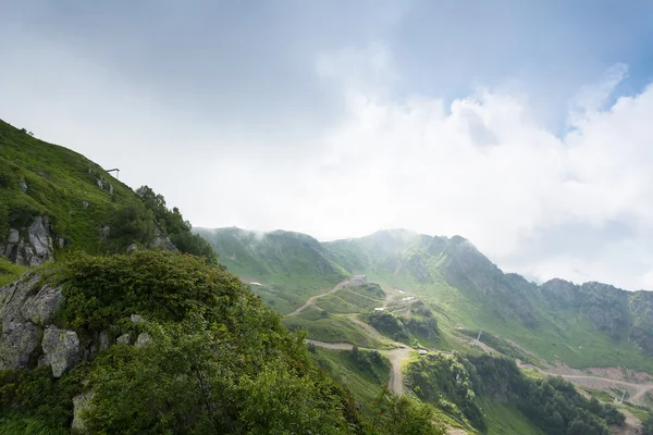 Yaz aylarında dağ manzara gün Krasnaya Polyana Rosa Khutor — Stok fotoğraf