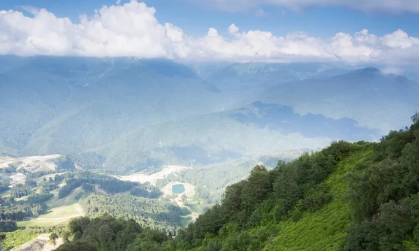 Yaz aylarında dağ manzara gün Krasnaya Polyana Rosa Khutor — Stok fotoğraf