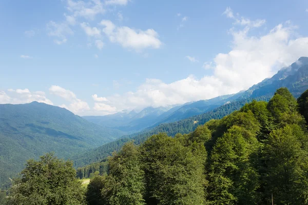 Ορεινό τοπίο ημέρα Rosa Khutor στο Κράσναγια Πολιάνα το καλοκαίρι — Φωτογραφία Αρχείου