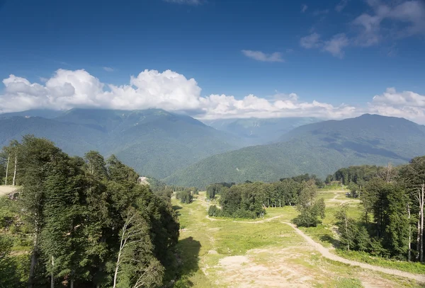 Yaz aylarında dağ manzara gün Krasnaya Polyana Rosa Khutor