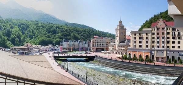 21 juli - Sotsji, Rusland: berg landschap dag Rosa Khutor in Krasnaya Polyana in de zomer Stockfoto