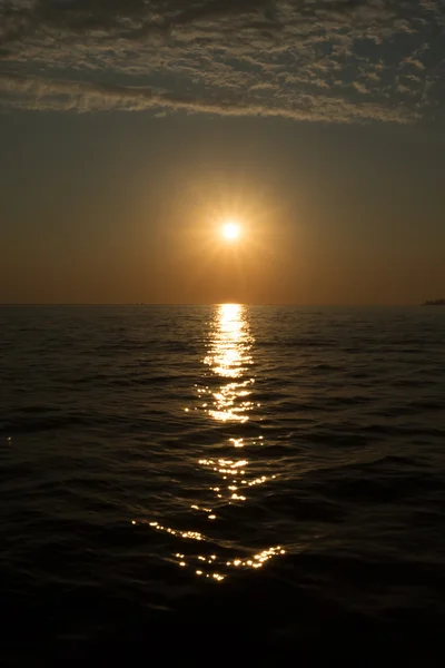 Pôr do sol na estância balnear de Adler / Sochi no verão — Fotografia de Stock