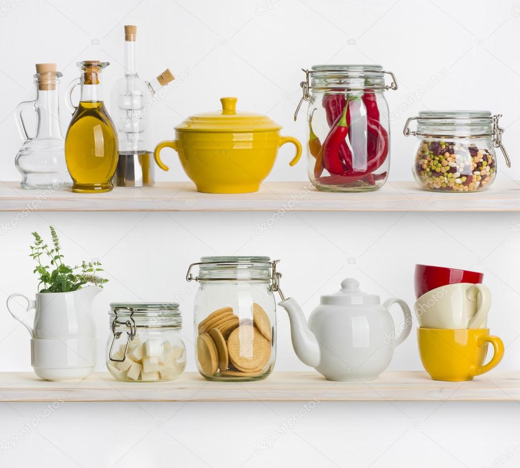 Mensole da cucina con vari ingredienti alimentari e utensili su ... Mensole da cucina con vari ingredienti alimentari e utensili su ...