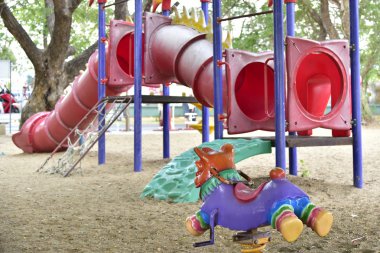 Renkli çocuk oyun park alanı