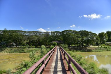 Mavi gökyüzü ile köprü