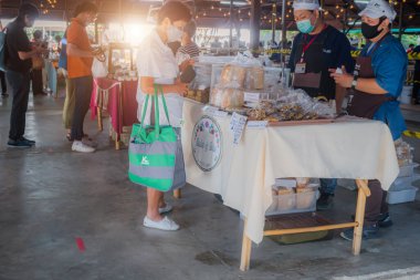 Chiang Mai / Tayland - 21 Haziran 2020: Bugün ülkede yaşayan insanların Jing Jai Walking Caddesi pazarında koruyucu maskeler takmak zorunda olan yeni normal insanlar.