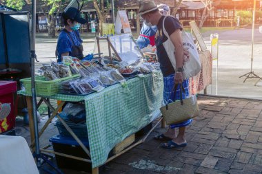 Chiang Mai / Tayland - 21 Haziran 2020: Bugün ülkede yaşayan insanların Jing Jai Walking Caddesi pazarında koruyucu maskeler takmak zorunda olan yeni normal insanlar.