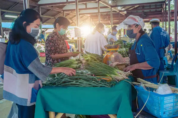 Chiang Mai / Tayland - 21 Haziran 2020: Bugün ülkede yaşayan insanların Jing Jai Walking Caddesi pazarında koruyucu maskeler takmak zorunda olan yeni normal insanlar.