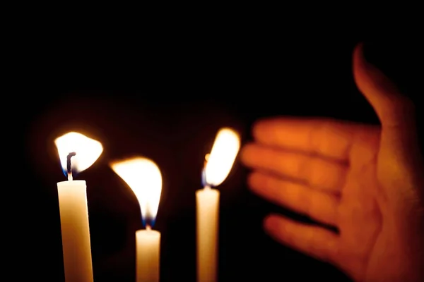 Mãos Cobrindo Luz Vela Desenhos Escuros Para Fundo Velas Escuro — Fotografia de Stock