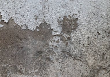 Duvarlar ve arka planlar eski beton duvarlar. Yüzeyinde nemden kaynaklanan siyah lekeler var. Çatlaklar ve çiziklerle duvar yüzeyini soyarken arka plan için eski kaba gri beton duvar yüzeyi..