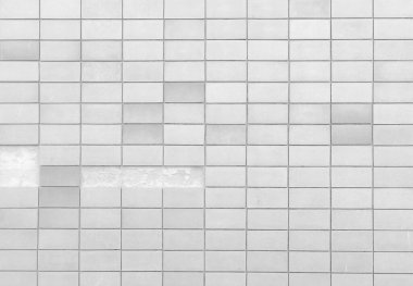 Kaliteli turuncu kiremitler, teknisyen, eski turuncu kiremit duvarlar ve arka plan için dekolteli fayanslar yüzünden düşen duvarlardaki küçük levhalar. Siyah ve beyaz kavramı