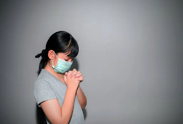 Pm2 Covid Önlemek Için Maske Takan Genç Bir Asyalı Kız — Stok fotoğraf