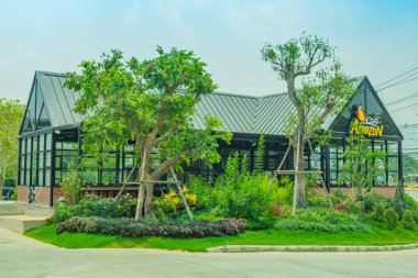 Chiang Mai, Tayland - 13 Nisan 2020: Kahve Dükkanı Amazon insanların lezzetli aroması ve tadı nedeniyle satın alıp içtiği popüler bir kafe. Dükkanın dışında güzel bir bahçe düzeneği var..