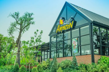 Chiang Mai, Tayland - 13 Nisan 2020: Kahve Dükkanı Amazon insanların lezzetli aroması ve tadı nedeniyle satın alıp içtiği popüler bir kafe. Dükkanın dışında güzel bir bahçe düzeneği var..