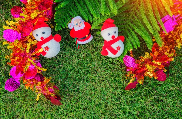 Schneemann Auf Grünem Rasen Mit Weihnachtsbaum Weihnachtsmann Und Schneemann Auf — Stockfoto