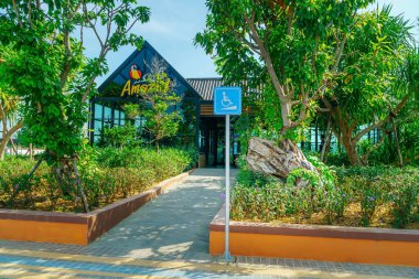 Lampang, Tayland - 2 Aralık 2020: Kahve Dükkanı Amazon insanların lezzetli aroması ve tadı nedeniyle satın alıp içtiği popüler bir kafe. Dükkanın dışında güzel bir bahçe düzeneği var..