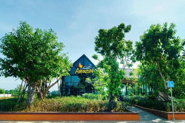 Lampang, Tayland - 2 Aralık 2020: Kahve Dükkanı Amazon insanların lezzetli aroması ve tadı nedeniyle satın alıp içtiği popüler bir kafe. Dükkanın dışında güzel bir bahçe düzeneği var..