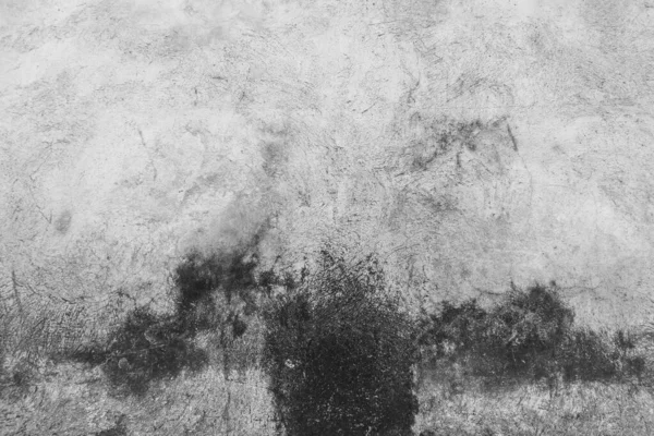 以旧墙为背景 旧水泥墙表面有黑色污迹 是由潮湿引起的 带有裂缝和划痕的剥皮墙表面 背景为旧的粗糙灰色水泥墙表面 — 图库照片