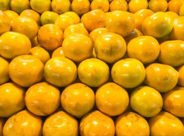Portakalların sağlık için birçok yararlı vitaminleri vardır. Arkaplan portakal meyvesi, Tayland 'daki portakal bahçesinden bir sürü taze portakal, yere yığılan portakallar, meyve pazarında satılıyor..