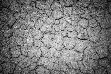 Kurak iklimle dolu bir bölge. Toprağın yüzeyi çatlamış. Çatlak toprak dokusu. Çatallı toprağın doğal dokusu. Kırık kil yüzeyi çorak çorak araziye yakın.