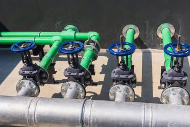 Enerji santralleri, petrol ve gaz. Büyük bir binanın çatısındaki boru tesisatı. Açılıp kapanan pompa sistemleri ve kapılar genellikle kimya endüstrisindeki borulara kurulur..