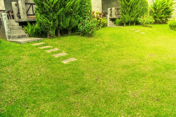 Bahçedeki Yol Tuğlalı Yeşil Çimenler Bahçe Tasarımı — Stok fotoğraf