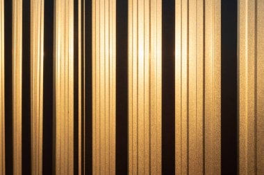 Arka plan için güneş ışığı olan çinko dokusu, reklam arka plan için altın çinko, güneş ışığıyla çinko dokusu.