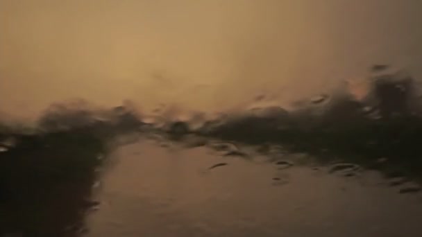 Arabanın Camına Yağmur Yağdı Bir Yağmur Sezonunun Erken Saatlerinde Şiddetli — Stok video