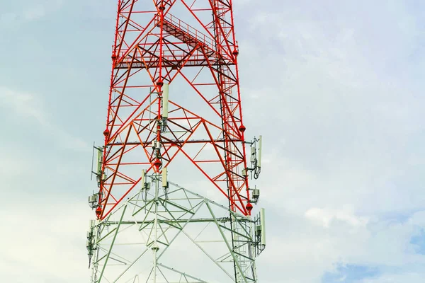 Delar Till Telekommunikationstorn Med Blå Himmel Med Moln Delar Till — Stockfoto