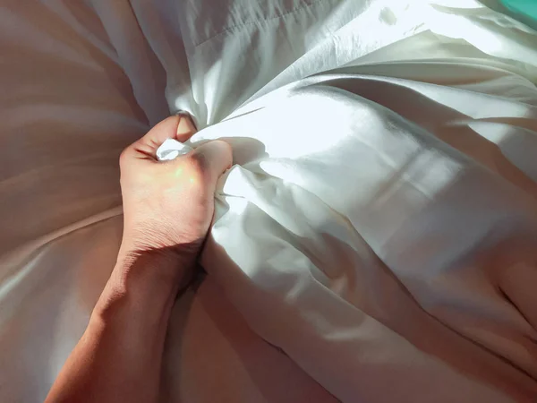 Adamın eli beyaz çarşafları çekti, El beyaz çarşafları parçaladı, hastanedeki bir doktorun elleri, hastası olan bir doktorun elleri.