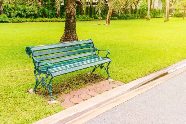 Metalen Tuinstoel Groen Gras Ligstoelen Het Gazon Het Park Stoel — Stockfoto