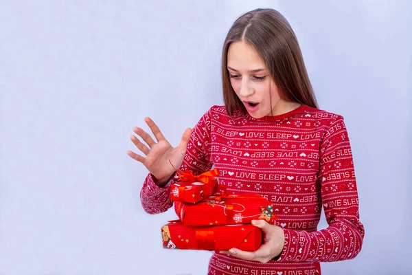 Junge Kaukasierin Mit Schleife Der Hand Freut Sich Über Geschenke — Stockfoto