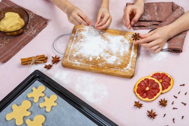 Geleneksel Noel pastanesi. Aile yemeği yapma, zencefilli ekmek yapma ve kurabiye kesme. Yeni yıl gelenekleri.