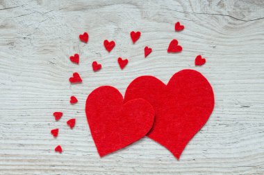 Sevgililer Günü. Beyaz arka planda büyük kırmızı bir kalp. Kopyalama alanı olan düz