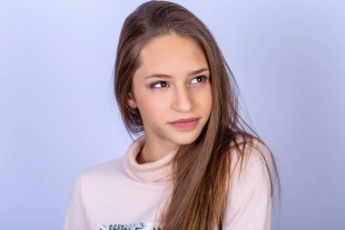 Gri arka planda izole edilmiş kız portresi.