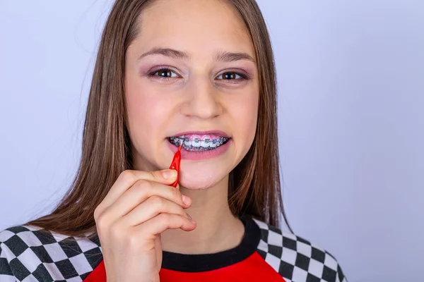 Dentysta Ortodonta Dziewczyna Aparatem Czyszczenia Zębów Pomocą Szczotek — Zdjęcie stockowe
