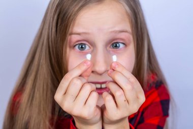 yakın plan süt dişleri çıkarıldı 