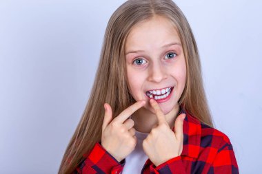 Süt dişi olmayan mutlu kız.. 