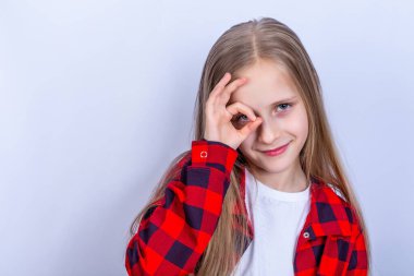 Kırmızı tişörtlü eğlenceli kız parmaklarını göster.